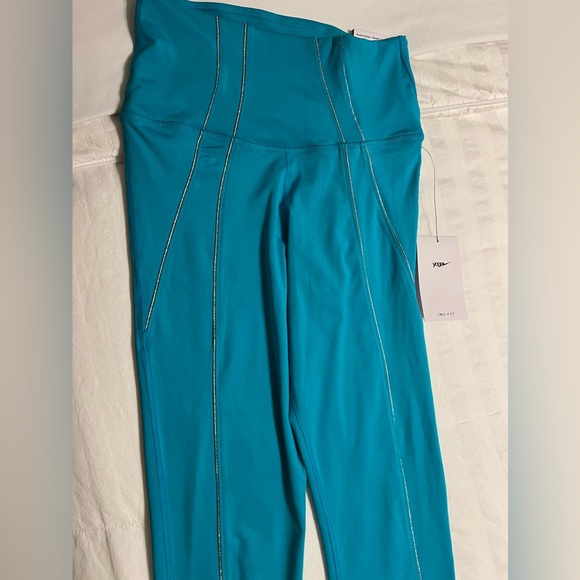 Nike - Picture 3 of 4